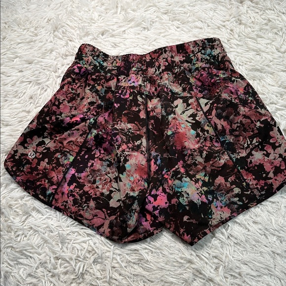 Lululemon Track That Mid-Rise Lined Short 5" Stencil Blossom Red Multi - Picture 4 of 6